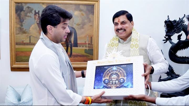 CM Dr. Yadav Meets Union Minister Shri Jyotiraditya Scindia, Presents Vedic Clock